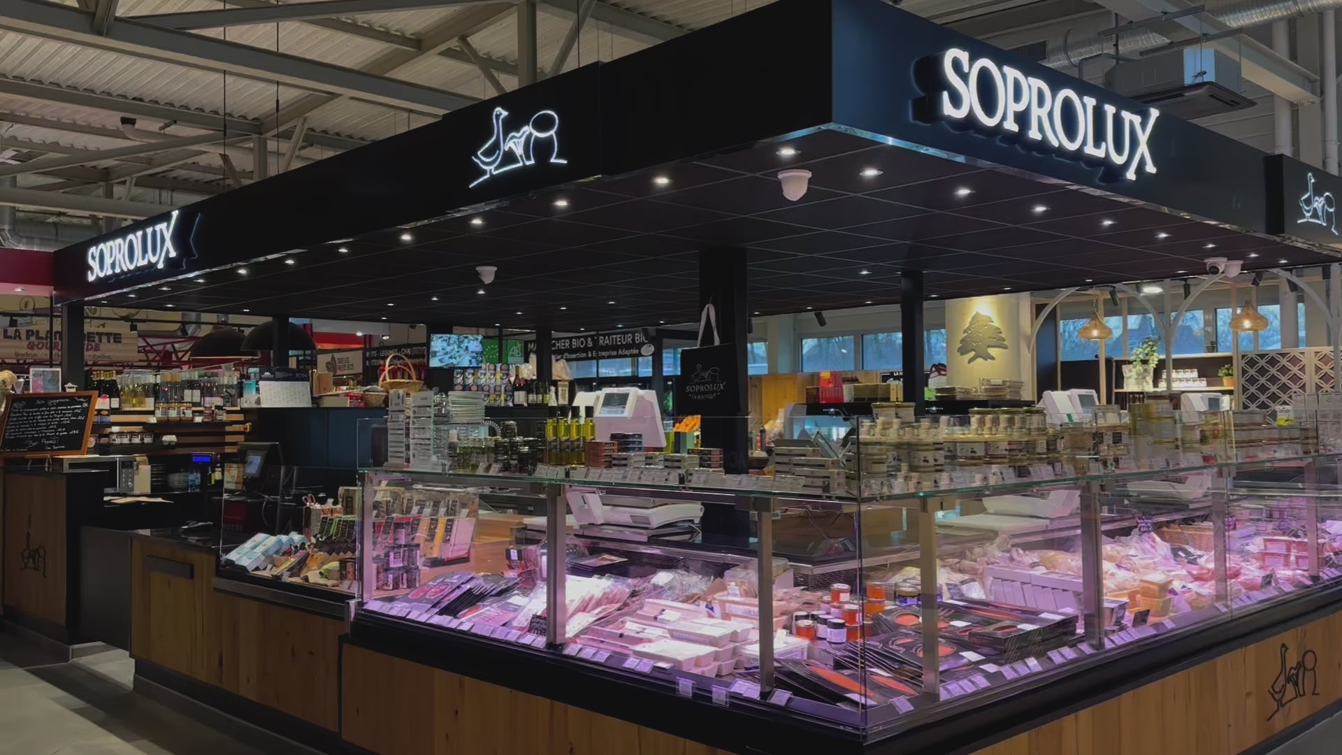Charger la vidéo : Situé à la place du marché gare à Strasbourg, notre boutique Soprolux vous accueillera pour vous faire vivre une expérience gastronomique inédite, où tradition et finesse se mêlent dans chaque produit.