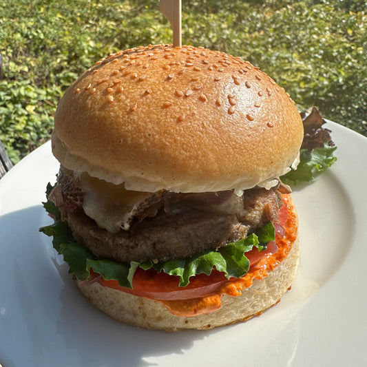 Burger de canard confit, compotée d'oignons rouges, salade et ventrêche