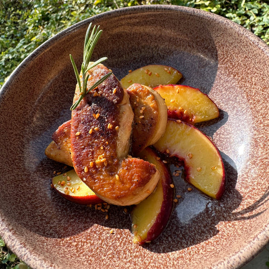 Foie gras de canard poêlé aux pêches et romarin